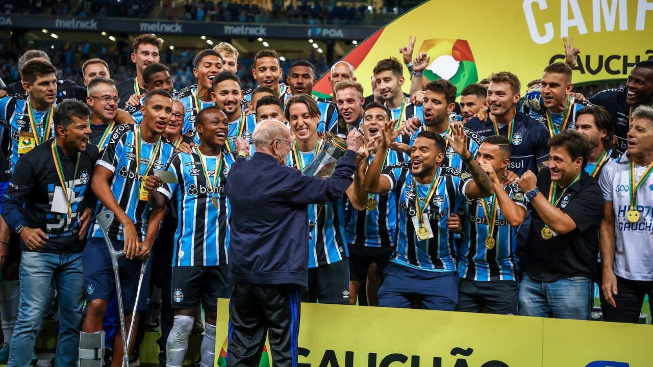 O craque gremista João Severiano, campeão do Hepta em 1968, saúda os ...