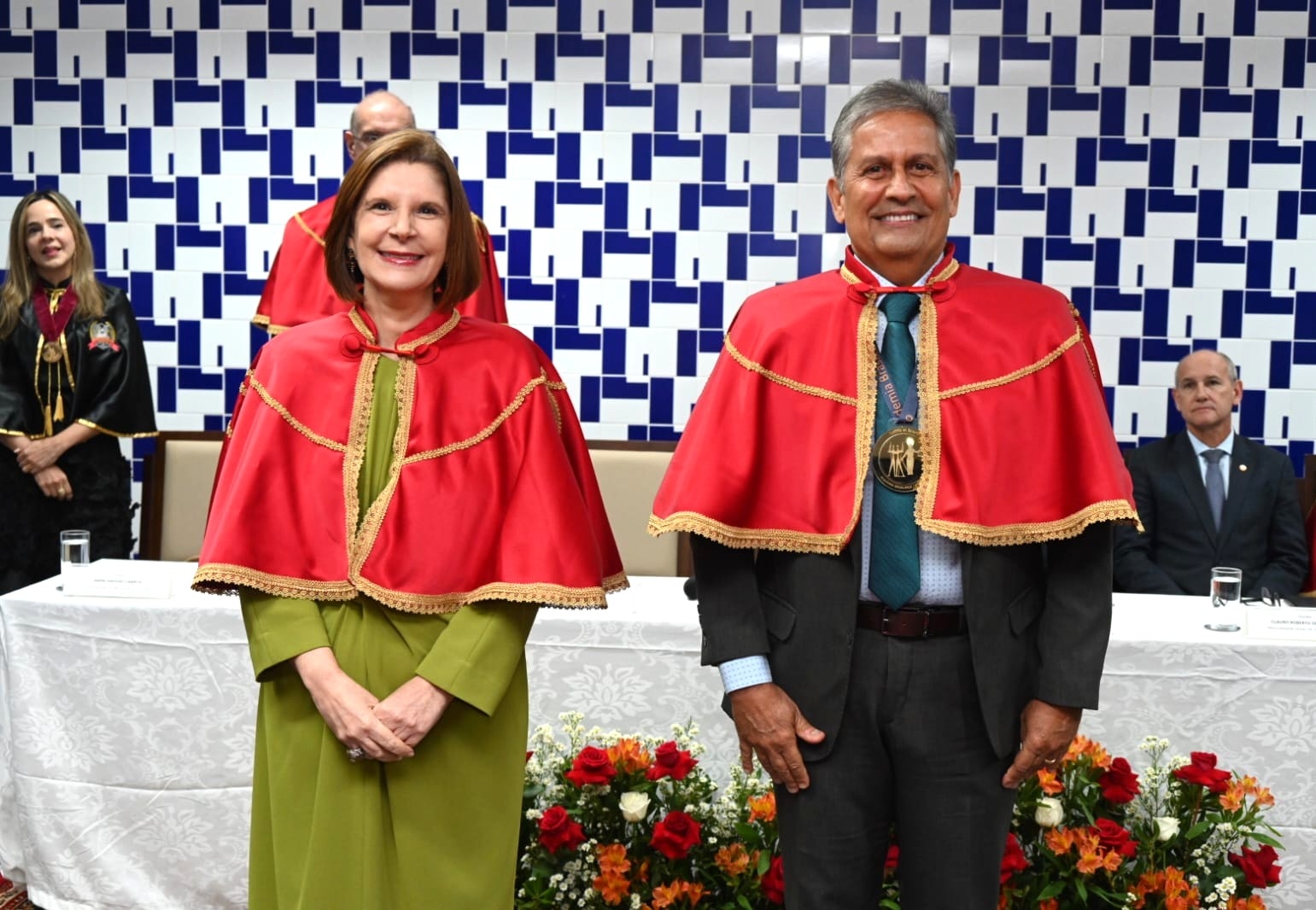 Ministra Elizabeth Rocha com o símbolo da ABDIR – Bernadete Alves ...