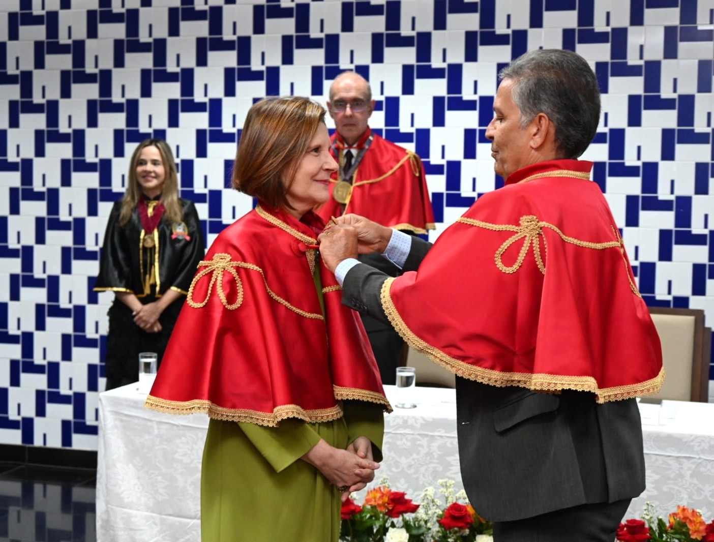 Ministra Elizabeth Rocha recebe a pelerine do presidente da ABDIR ...